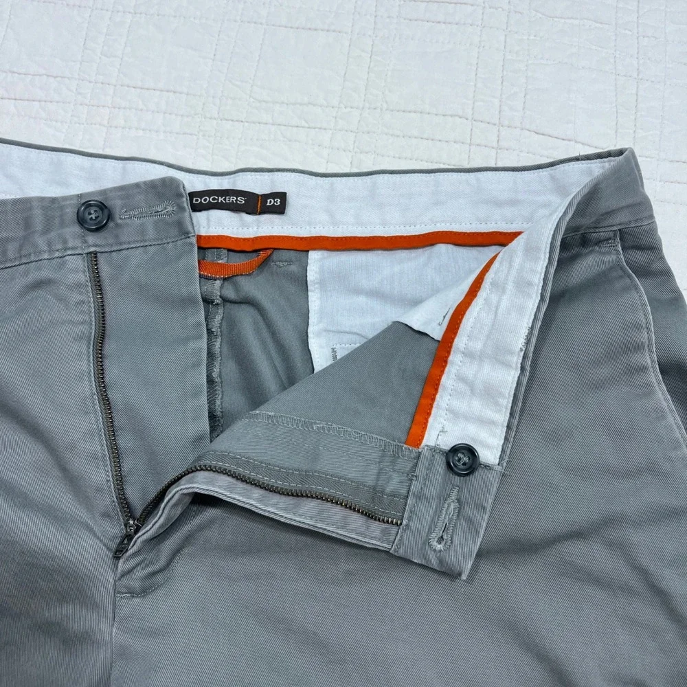 Dockers D3 Classic Fit Gray Chino Pants Mens 38x32* Flat Front Cotton *NOTE